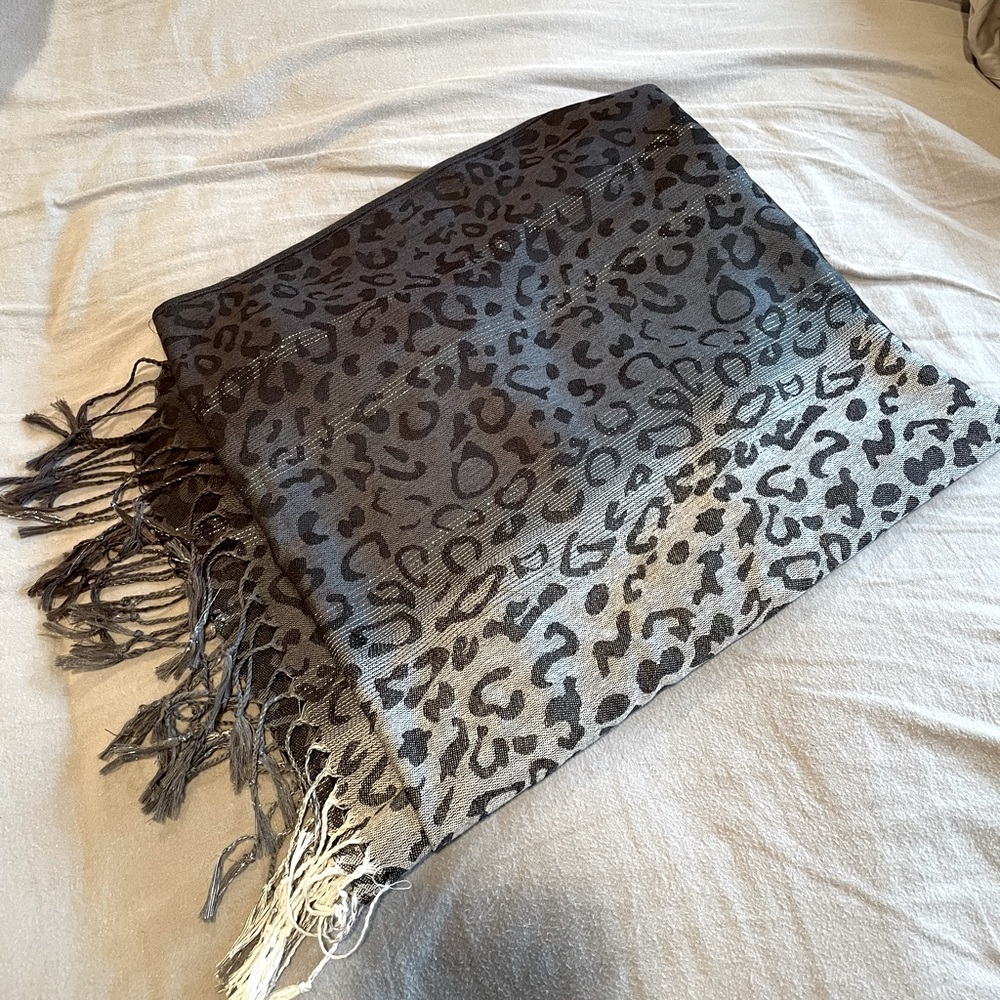 Gorgeous scarf NWOT
